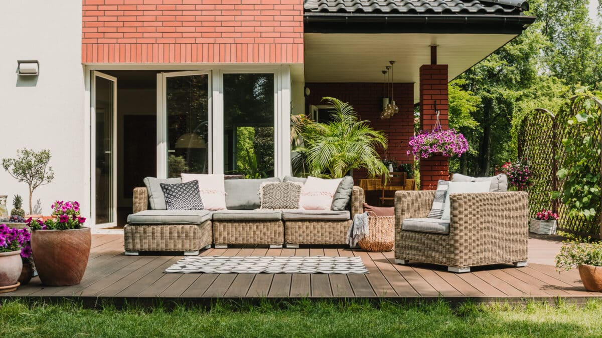 How to Design a Custom Outdoor Living Space